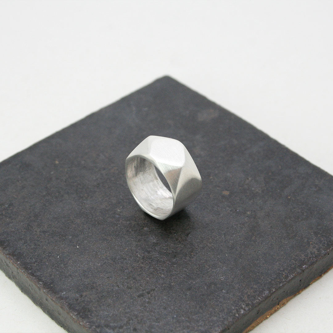 ANILLO DE PLATA SELLO FACETADO