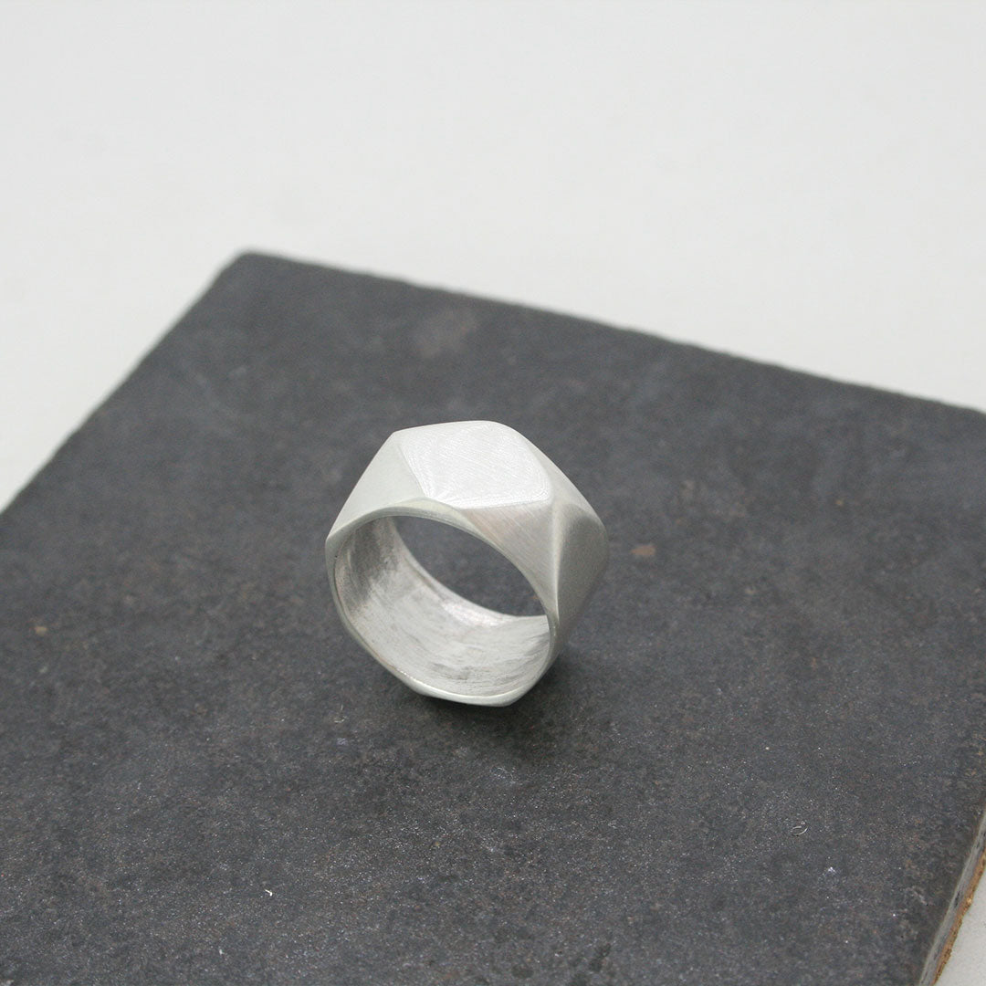 ANILLO DE PLATA SELLO FACETADO