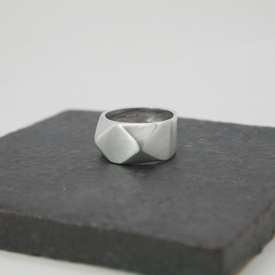 ANILLO DE PLATA SELLO FACETADO