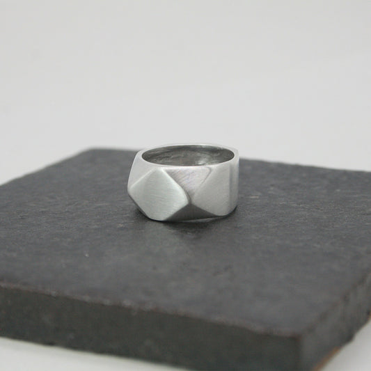 ANILLO DE PLATA SELLO FACETADO