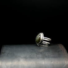 Cargar imagen en el visor de la galería, ANILLO DE PLATA CON LABRADORITA - N.AGP/110