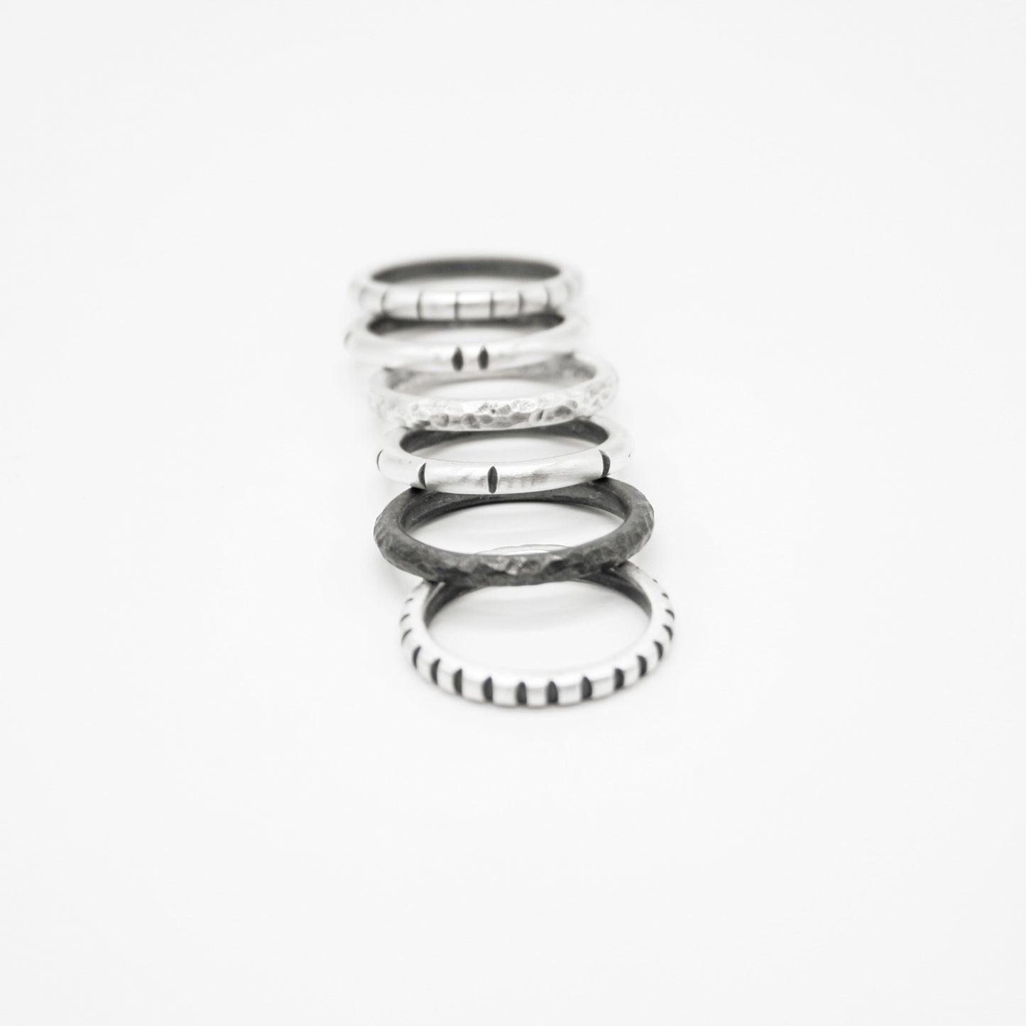 Combo de anillos de plata de primera ley minimalistas.