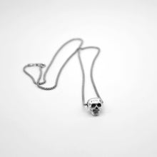 Cargar imagen en el visor de la galería, Collar calavera de plata - HAPPY SKULL - N.AG/182